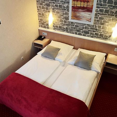 Hotel Stadt Hamburg Am Fluss סארברוקן מראה חיצוני תמונה