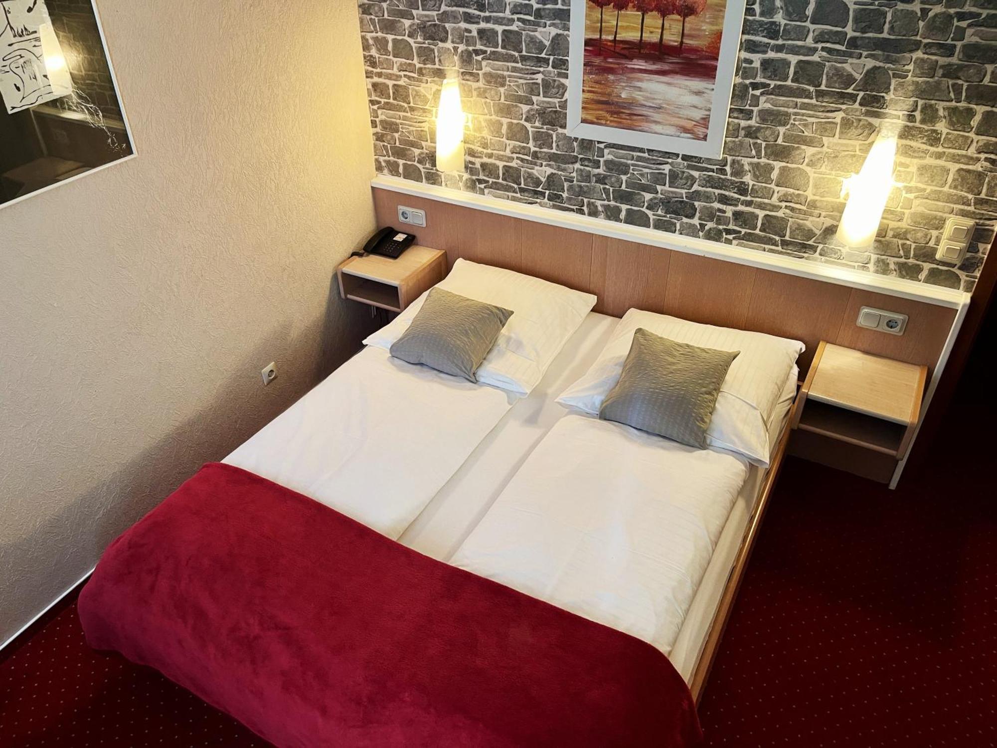 Hotel Stadt Hamburg Am Fluss סארברוקן מראה חיצוני תמונה