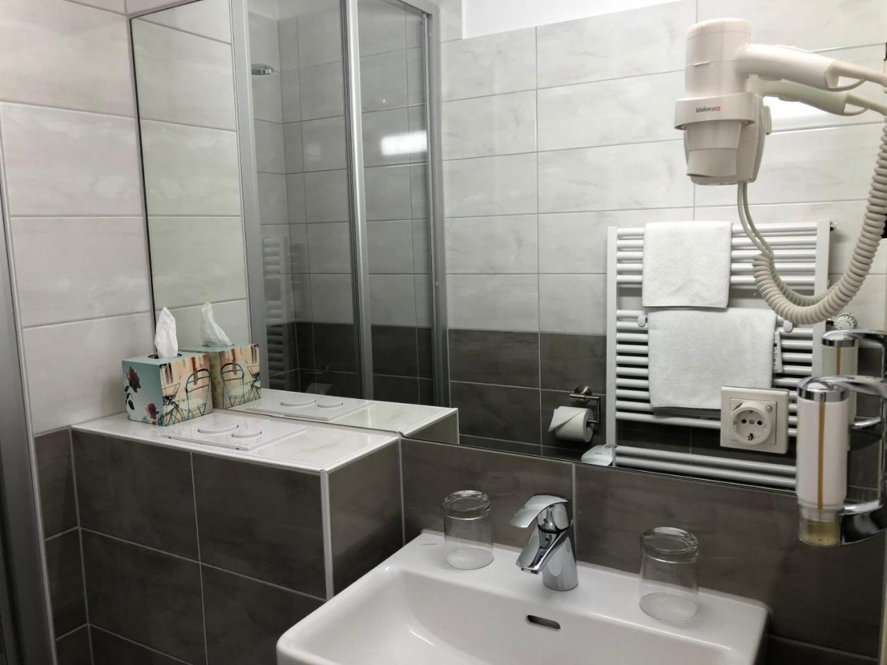 Hotel Stadt Hamburg Am Fluss סארברוקן מראה חיצוני תמונה